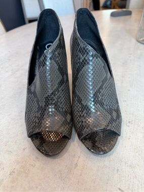 Calvin Klein Faux Snake Open Toe Pump. 9.5m. Guc. Grey/Black. Fun Shape!